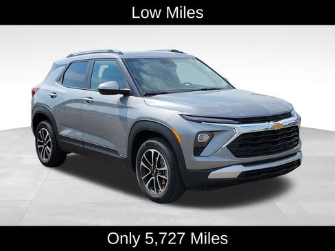 Used 2025 Chevrolet TrailBlazer LT w/ Convenience Package AWD/4WD image 2