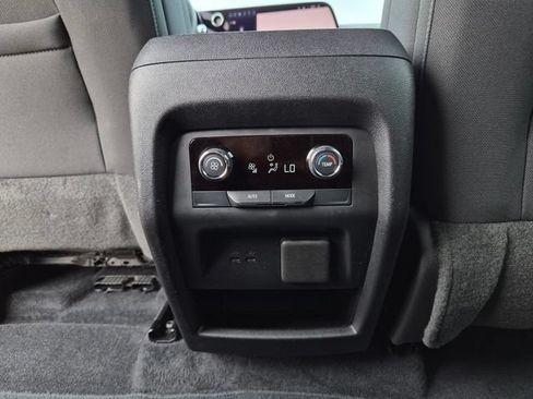 Used 2024 Chevrolet Traverse LT FWD image 33