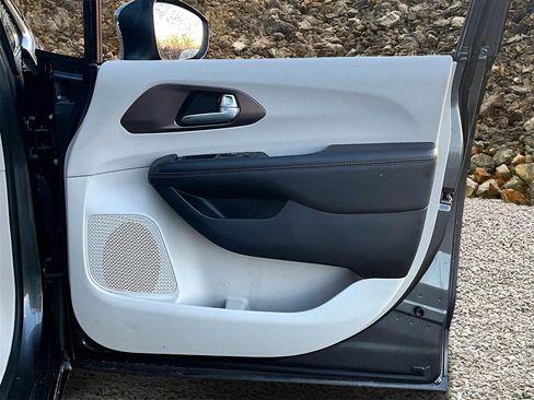 Used 2017 Chrysler Pacifica LX image 22