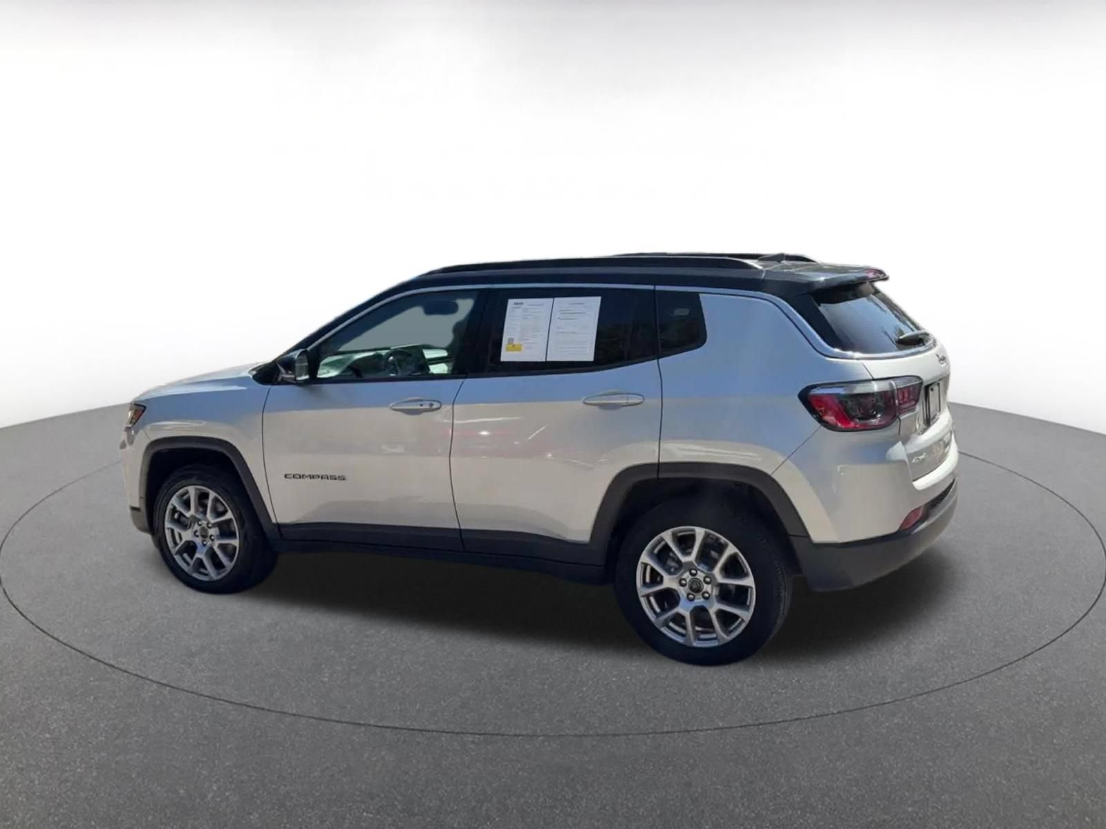Used 2025 Jeep Compass Limited AWD/4WD image 9