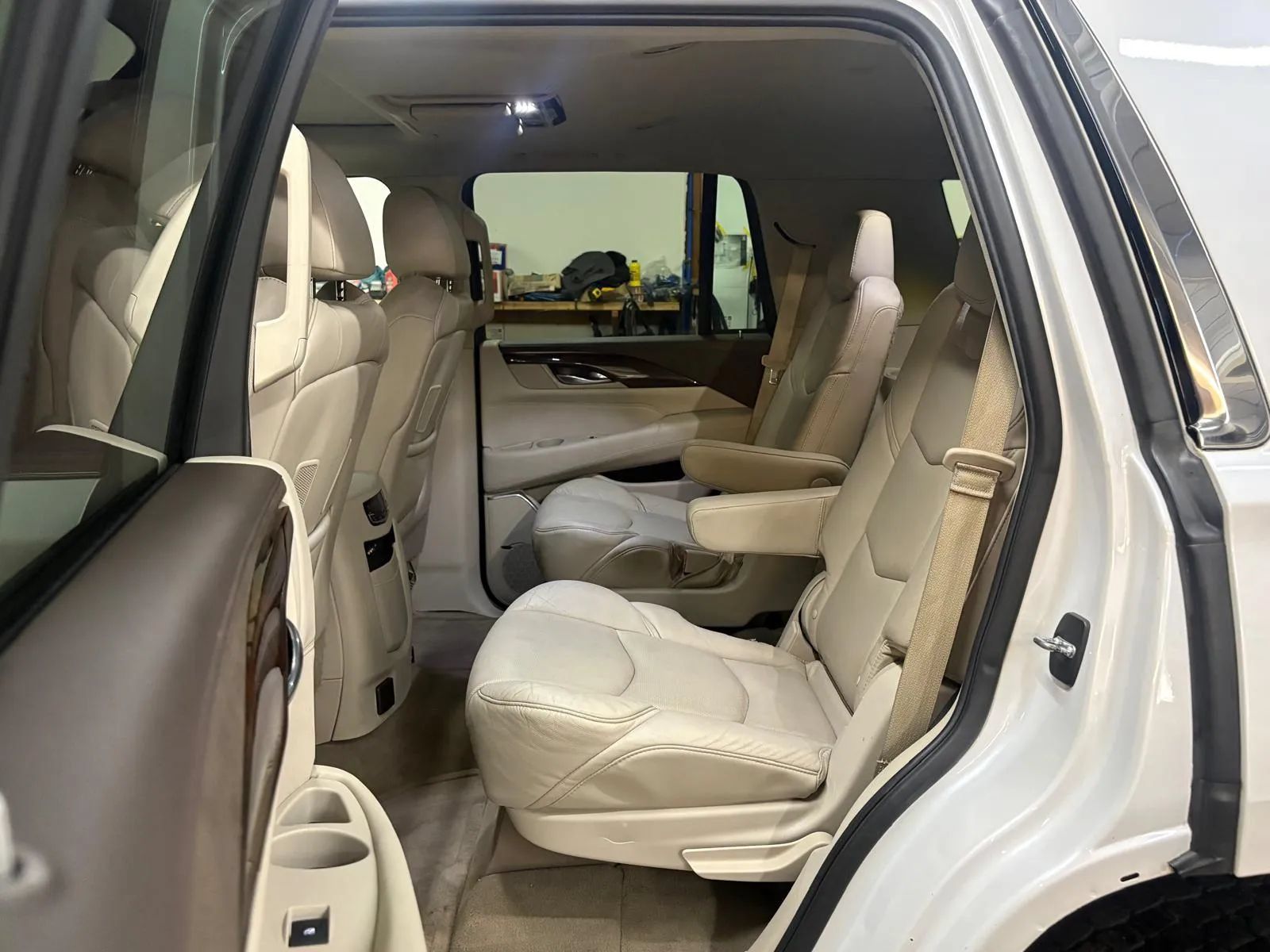 Used 2016 Cadillac Escalade Luxury AWD/4WD image 27