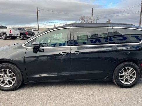 Used 2022 Chrysler Pacifica Touring FWD image 6