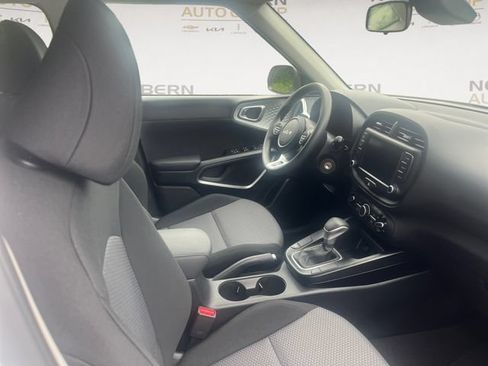 Used 2025 Kia Soul LX w/ LX Technology Package FWD image 15