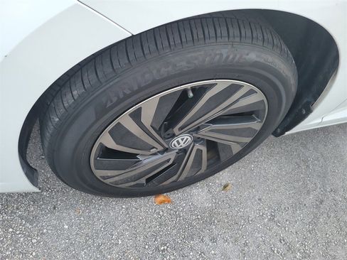 Certified 2019 Volkswagen Jetta SEL Premium image 3