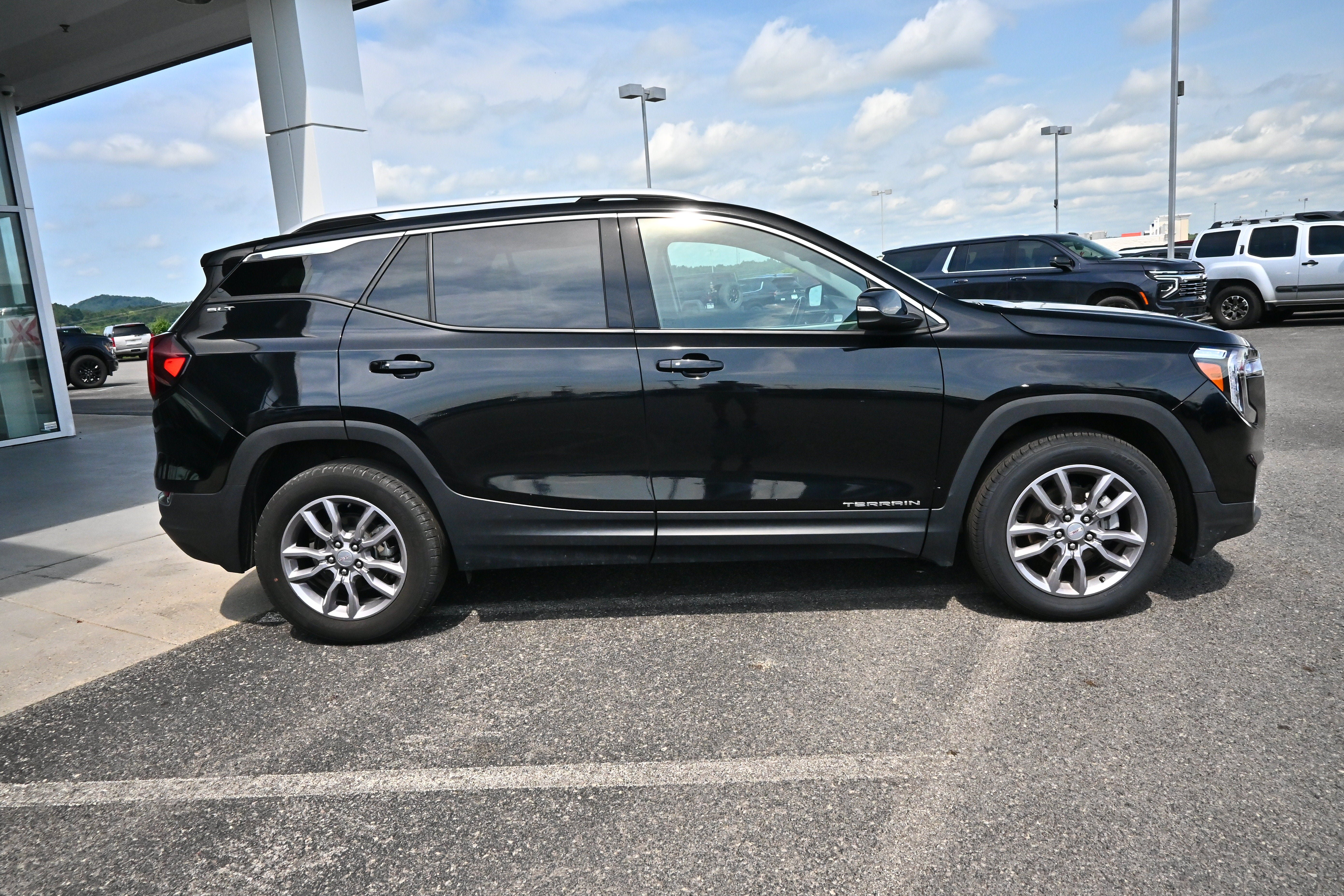 Used 2024 GMC Terrain SLT AWD/4WD image 5