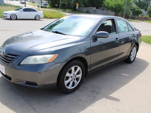 Used 2009 Toyota Camry LE FWD image 4
