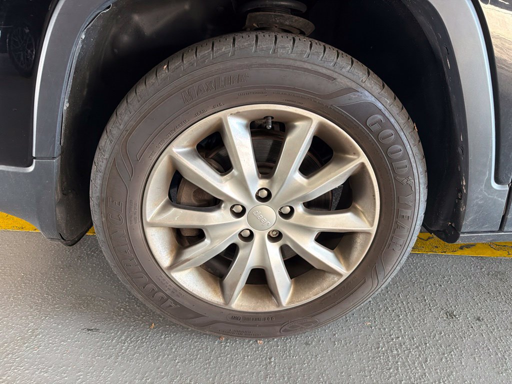 Used 2018 Jeep Cherokee Limited AWD/4WD image 5