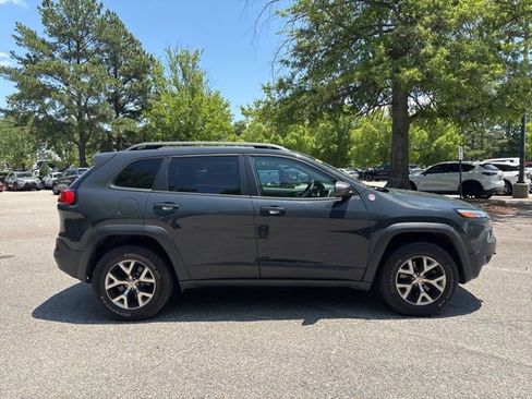 Used 2017 Jeep Cherokee Trailhawk AWD/4WD image 6