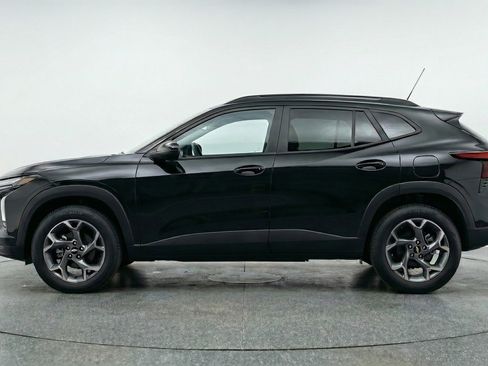 Used 2025 Chevrolet Trax LT w/ LT Convenience Package image 5