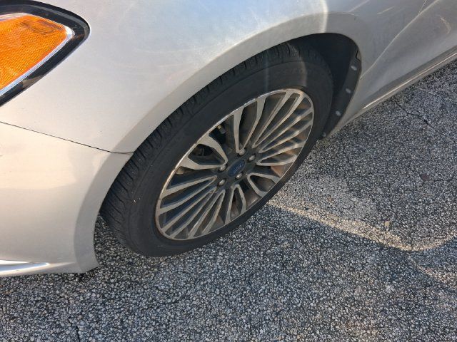 Used 2017 Ford Fusion SE w/ Fusion SE Technology Package FWD image 4