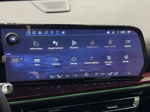 Used 2024 Chevrolet Traverse RS image 17