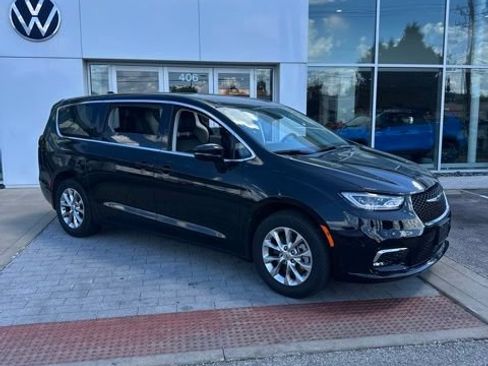Used 2024 Chrysler Pacifica Touring-L AWD/4WD image 2
