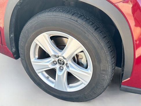 Used 2022 Toyota Highlander XLE AWD/4WD image 32