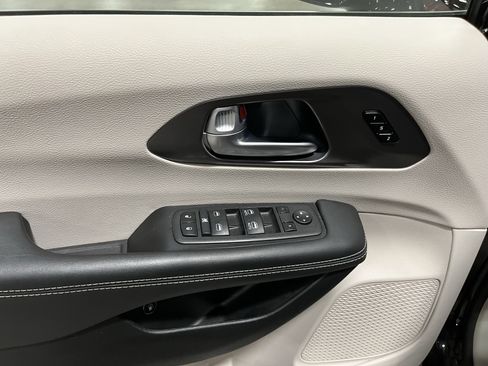 Used 2024 Chrysler Pacifica Select image 18