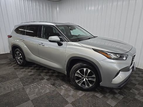Used 2020 Toyota Highlander XLE AWD/4WD image 7