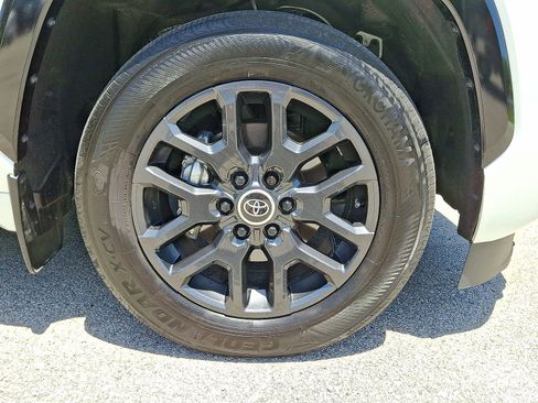 Used 2024 Toyota Sequoia Platinum AWD/4WD image 27