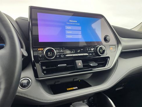 Used 2023 Toyota Highlander Platinum image 24