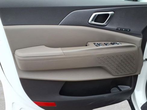 Used 2025 Kia Carnival EX FWD image 13