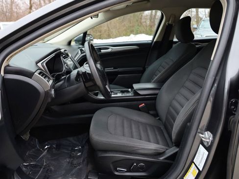 Used 2017 Ford Fusion SE w/ Fusion SE Technology Package image 12