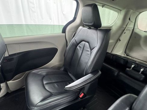 Used 2022 Chrysler Pacifica Touring-L FWD image 14