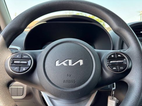 Used 2025 Kia Soul LX w/ LX Technology Package FWD image 25