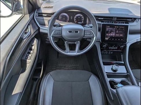 Used 2025 Jeep Grand Cherokee Altitude AWD/4WD image 8
