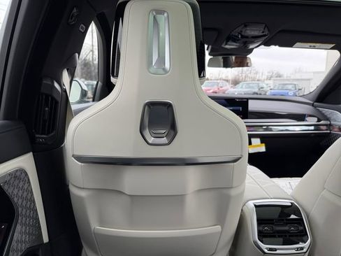 New 2026 BMW 750e xDrive AWD/4WD image 29