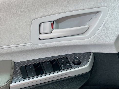 Used 2025 Toyota Sienna LE image 15