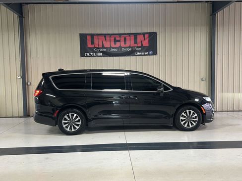Used 2022 Chrysler Pacifica Touring-L w/ Uconnect Theater Family Group FWD image 5