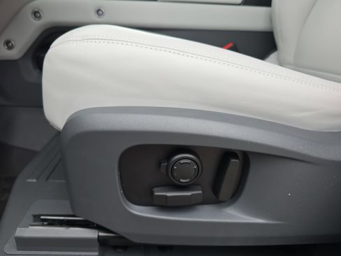 New 2026 Land Rover Defender 110 X-Dynamic SE image 28