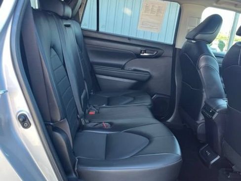 Used 2022 Toyota Highlander XLE AWD/4WD image 30