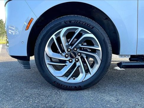 Used 2025 Lincoln Navigator L Reserve AWD/4WD image 2
