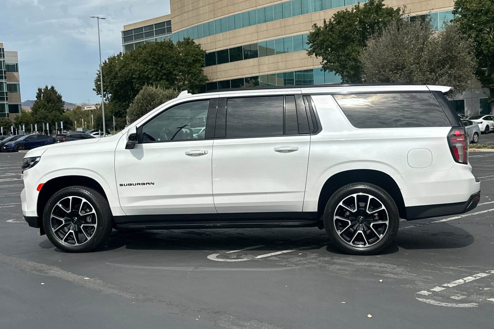 Used 2024 Chevrolet Suburban RST w/ Luxury Package AWD/4WD image 7