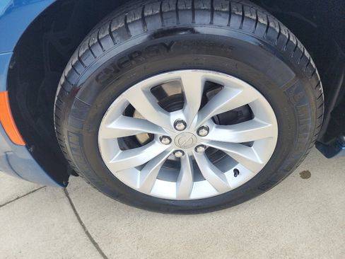 Used 2020 Chrysler 300 Touring image 9