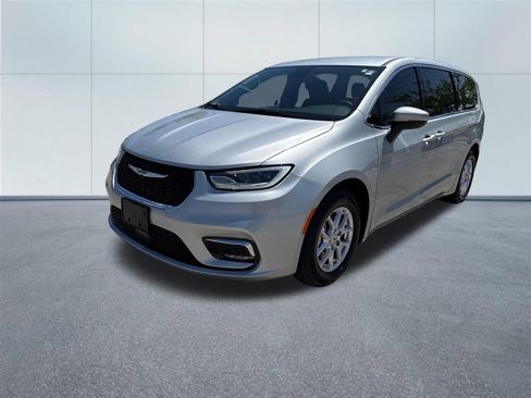 Used 2023 Chrysler Pacifica Touring-L FWD image 2