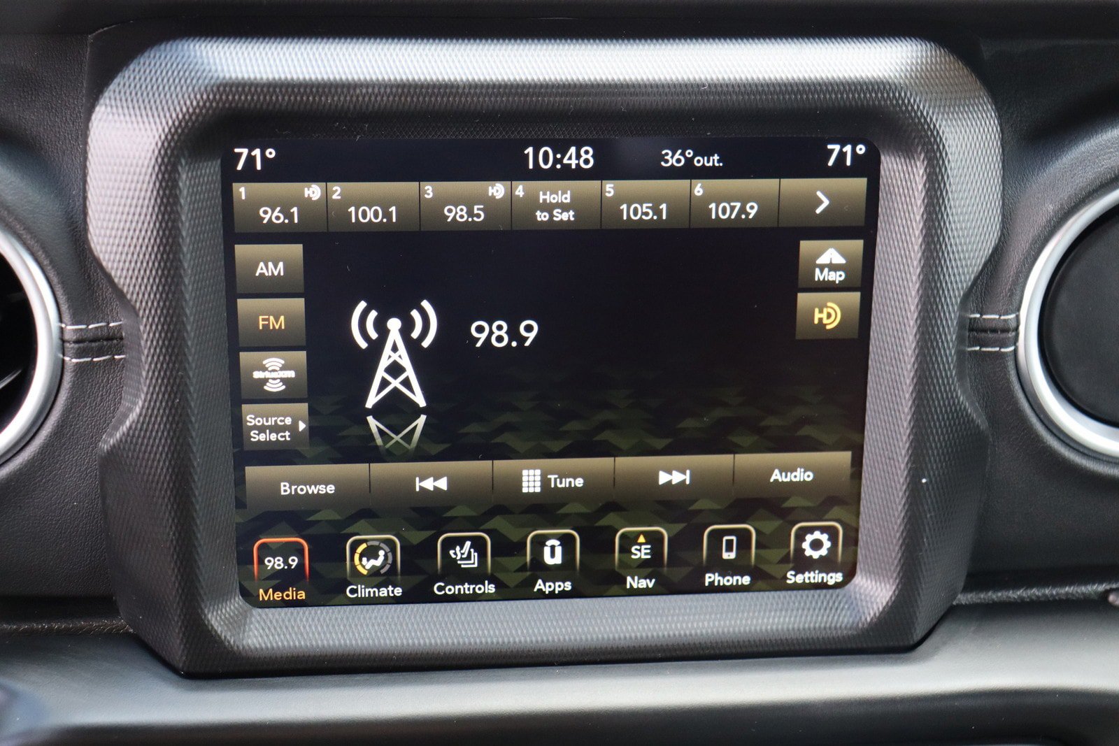 Used 2022 Jeep Wrangler Unlimited Sahara w/ Cold Weather Group AWD/4WD image 30