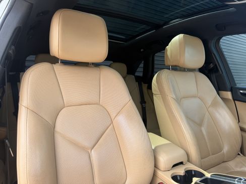 Used 2018 Porsche Macan AWD/4WD image 19