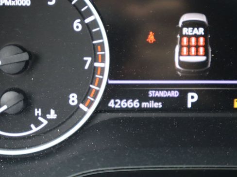 Used 2024 Nissan Pathfinder SL w/ Lighting Package (N92) FWD image 11