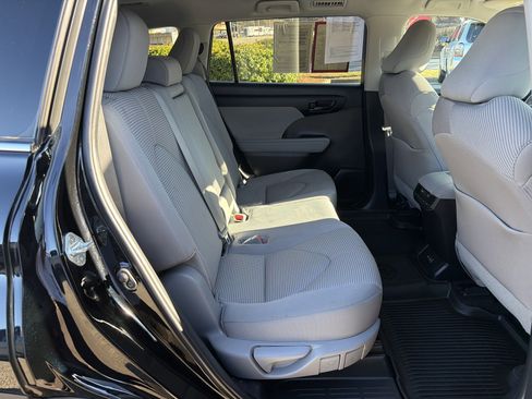 Used 2024 Toyota Highlander LE image 27