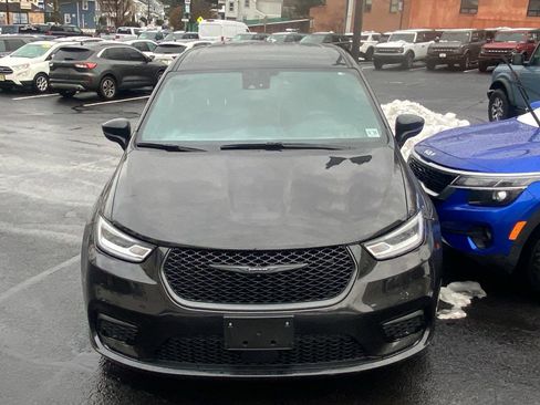 Used 2022 Chrysler Pacifica Touring-L w/ S Appearance Package image 4