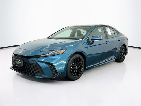 Used 2025 Toyota Camry SE FWD image 3