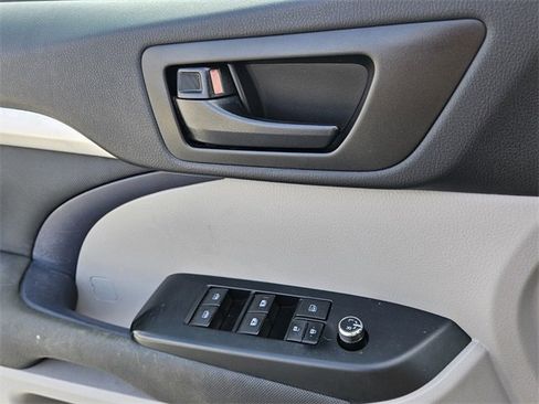 Used 2019 Toyota Highlander LE image 31