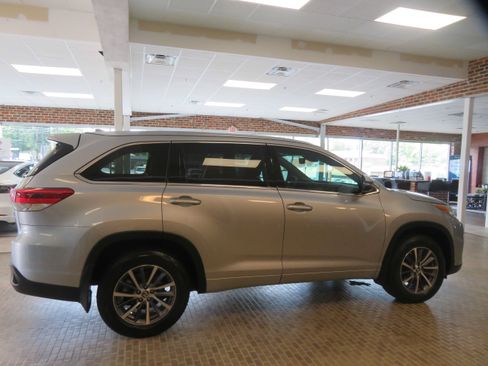 Used 2018 Toyota Highlander XLE AWD/4WD image 69