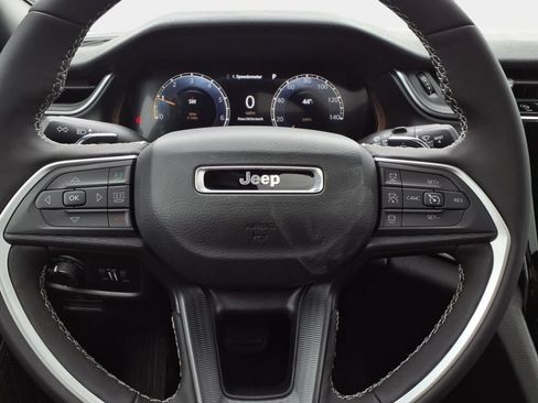Used 2025 Jeep Grand Cherokee Laredo X w/ Luxury Tech Group I AWD/4WD image 13