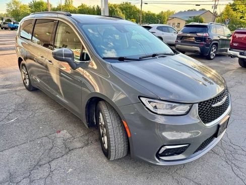 Used 2021 Chrysler Pacifica Touring w/ Cold Weather Group FWD image 6