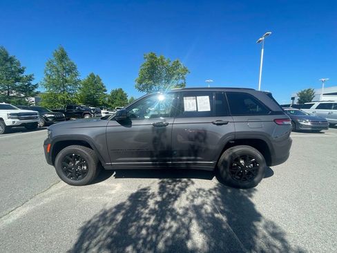 Used 2025 Jeep Grand Cherokee Altitude AWD/4WD image 4