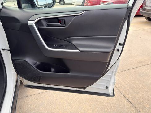 Used 2022 Toyota RAV4 LE FWD image 27