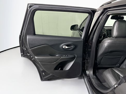 Used 2015 Jeep Cherokee Latitude w/ Comfort/Convenience Group FWD image 25