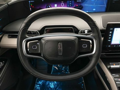 Used 2025 Lincoln Nautilus Premier AWD/4WD image 18