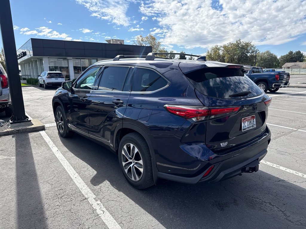 Used 2022 Toyota Highlander XLE AWD/4WD image 3